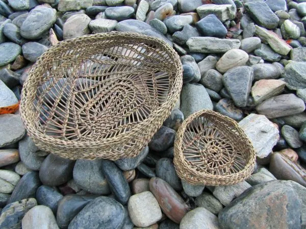 Corbeilles technique Burkina (ou tresse néolithique), technique utilisée au Burkina, sur plage de galets en Bretagne.