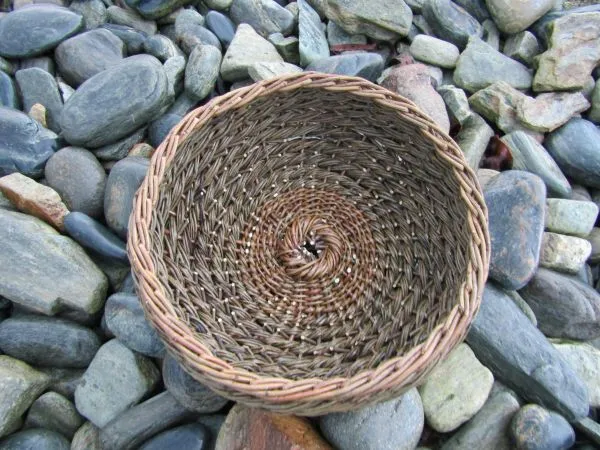 Corbeilles avec départ en un point central (bouton) type Sklissen-Baskodenn, et clôture avec la technique des torons, sur plage de galet en Bretagne.