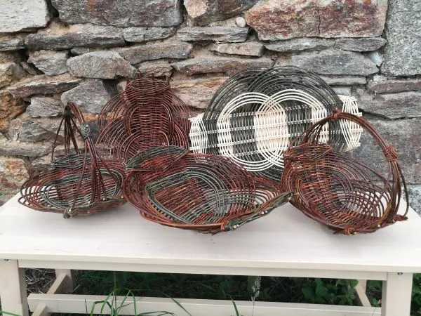 Corbeilles en osier réalisées avec la technique, très graphique, du Zarzo