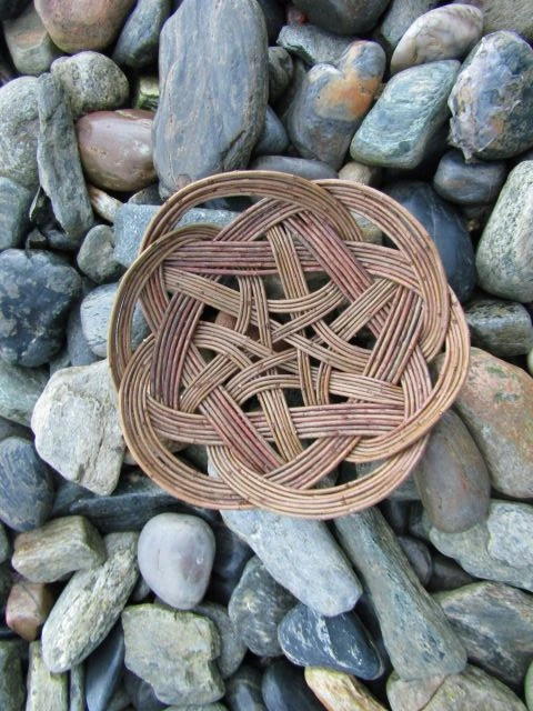 Corbeille Osier tressage celtique, sur une plage de galets en Bretagne