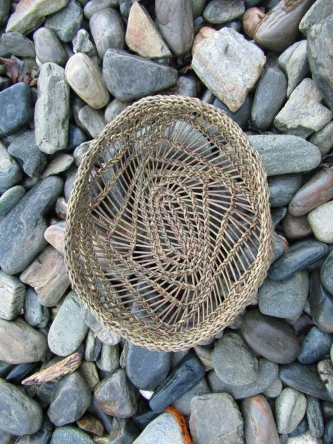 Corbeille Osier technique Burkina, sur une plage de galets en Bretagne